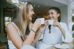 Enjoying-coffee-with-friend